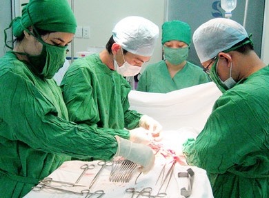 Cuu song benh nhan bi xe bon can qua bung hinh anh