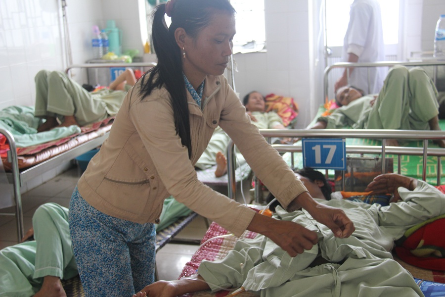 Say ruou, tu dung dao dam thung gan hinh anh