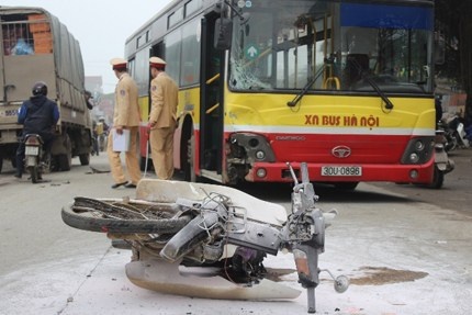 Doi dau xe buyt, xe may boc chay du doi hinh anh