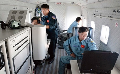 Ben trong 'mat than bien Dong' CASA-212 tim may bay mat tich hinh anh