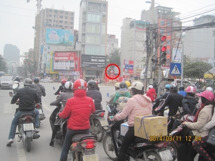 Nguoi di duong phai dung 'ong nhom' nhin bien bao giao thong hinh anh