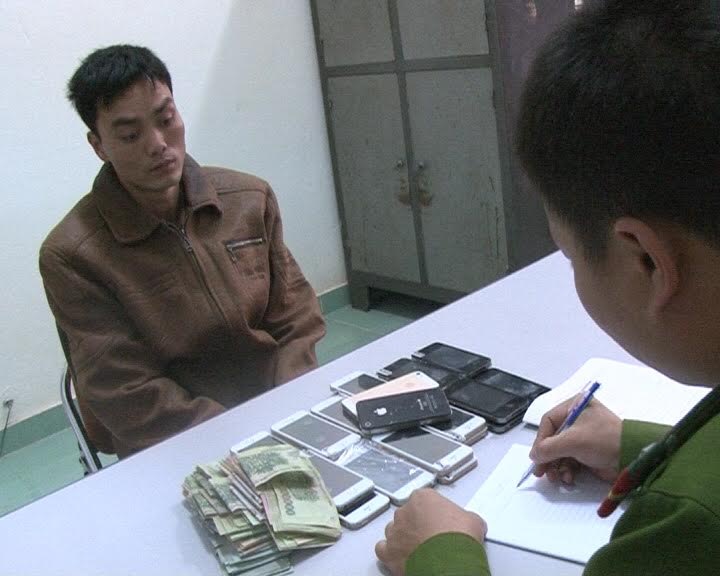 Bat duong day iPhone kem chat luong trong khach san hinh anh