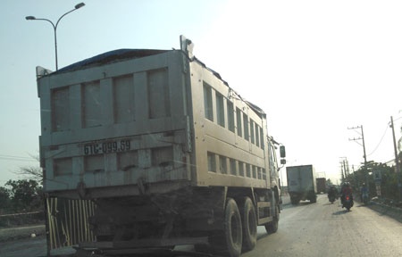 Lanh dao Cuc nhap vai lai xe, bat loi dang kiem vien hinh anh