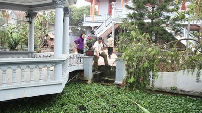 Hai be trai 5 tuoi tu vong trong be canh hinh anh