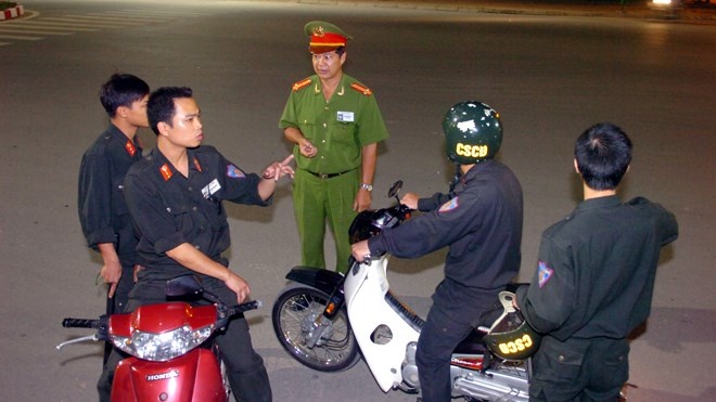 Tu 1/7, canh sat co dong duoc trang bi tau thuy, may bay hinh anh