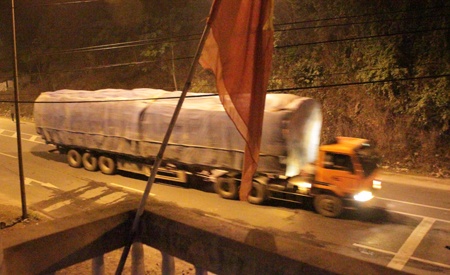 'Xe vua' pha nat quoc lo tai Quang Tri hinh anh