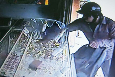 3 ke dot nhap chich dien, bit mieng chu nha cuop vang hinh anh