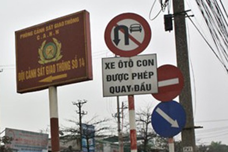 Nhung bien bao giao thong ky quac o Ha Noi hinh anh
