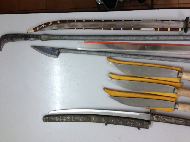 Chu hieu cam do mua kho dao kiem de… phong than hinh anh