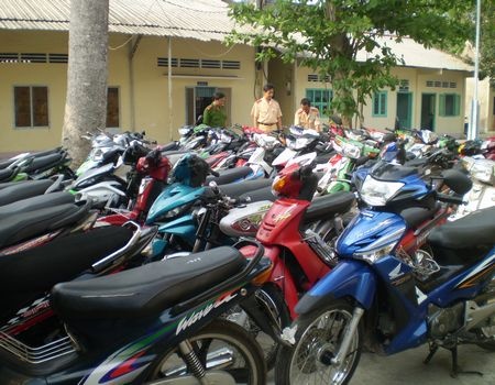 Gan 100 nguoi bi xu phat vi tu tap, co vu dua xe trai phep hinh anh