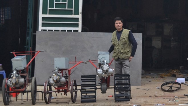 Ga 'ham' tray trat che tao may cay cho ruong bac thang hinh anh