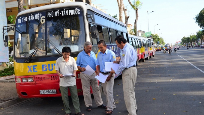 Xe buyt ngung chay tap the, khach toat mo hoi tim xe khac hinh anh