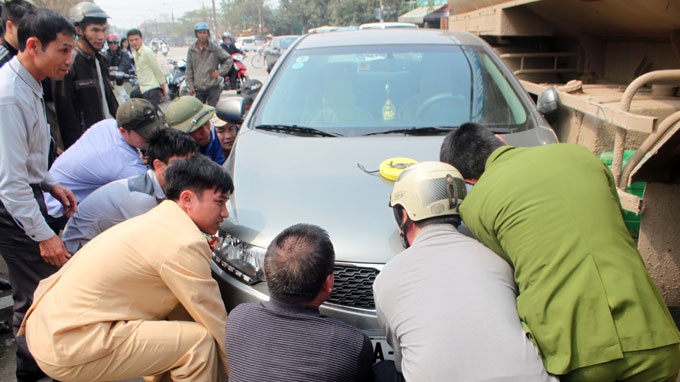 CSGT va hang chuc nguoi dan cung giai cuu xe hop hinh anh