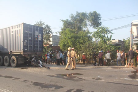 Tai nan lien hoan, mot nguoi bi kep tu nan tai cho hinh anh