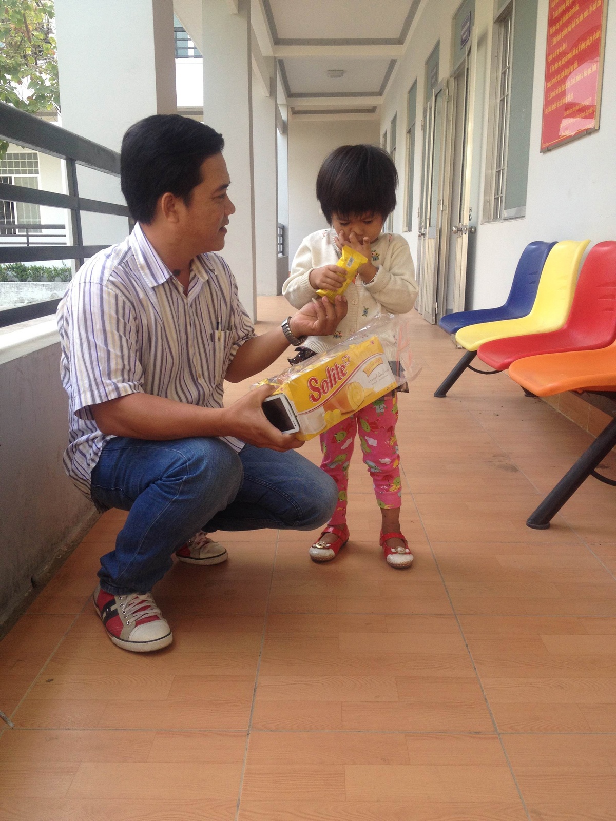 Cháu Hoa hoàn toàn khỏe mạnh sau khi được giải cứu.