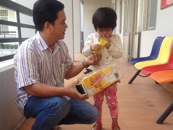 Vu bat coc tong tinh: Giai cuu duoc chau be hinh anh