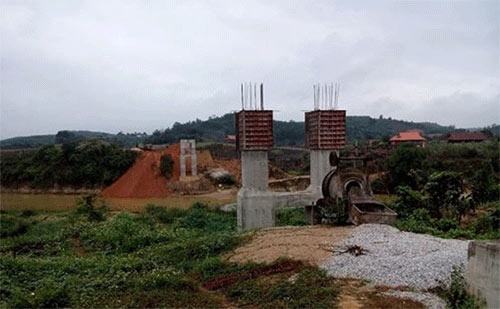  Cỏ cây mọc um tùm, công trình đã bị gián đoạn trong một thời gian dài.