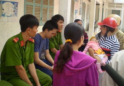 Giây phút đoàn tụ ngắn ngủi của Phương cùng Y. và con trai trong giờ nghị án.
