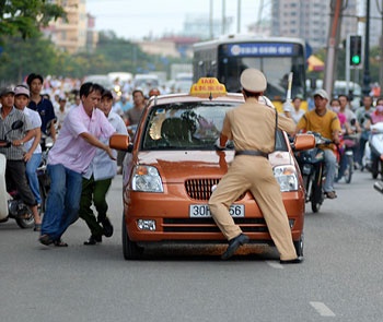 Huc thang oto vao cong an khi bi yeu cau kiem tra hinh anh