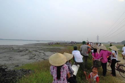 Hai be trai 10 tuoi chet duoi trong ho hut cat hinh anh