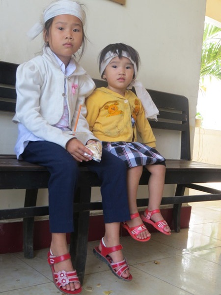Hai con gái ông Kiều; trong đó, bé em đang 8 tháng trong bụng mẹ thì cha bị đánh chết.