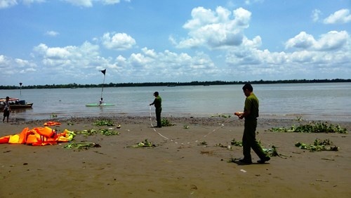 10 hoc sinh boi sau khi uong bia, 1 em chet duoi hinh anh