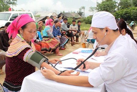 Người nghèo, người dân tộc thiểu số tham gia BHYT sẽ được thanh toán 100% tiền khám, chữa bệnh.