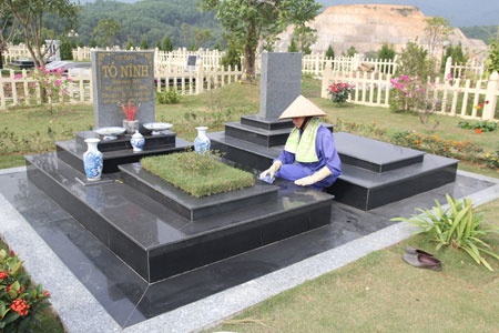 Tại đây còn có nhiều dịch vụ nhằm đáp ứng nhu cầu của các gia đình ở xa, không có điều kiện chăm sóc mộ người thân như: Dịch vụ cúng giỗ online hay chăm sóc mộ trọn đời.