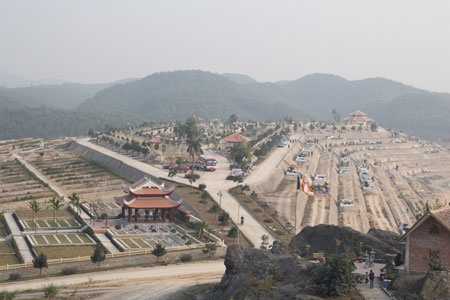 Toàn cảnh một khu đồi nhìn từ trên cao.