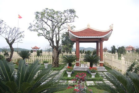 Lạc Hồng Viên được quy hoạch xây dựng thành một siêu Công viên Nghĩa trang đẹp nhất Việt Nam, nhằm làm thay đổi cách nhìn và tư duy về nghĩa trang chỉ đơn thuần là nơi chôn cất. Trong khuôn viên của Lạc Hồng Viên được quy hoạch, thiết kế đạt tiêu chuẩn như một công viên, với các yếu tố cảnh quan và môi trường, thiên nhiên với 9 dòng suối, những dải cây xanh, những khu vườn như Thiên đàng, Địa đàng, những thảm cỏ, khu nhà chờ và với tòa Bảo tháp 9 tầng.