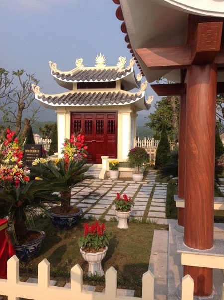 Theo BQL Lạc Hồng Viên, thời gian gần đây, việc mua một suất đất nghĩa trang để làm quà tặng cho ông bà, cha mẹ tuổi xế chiều đã và đang trở thành một hiện tượng khá lạ và cũng khá phổ biến trên thị trường bất động sản ở Việt Nam. Tiết Thanh Minh (mùng 3/3 âm lịch) tới đây là một ví dụ. Để đáp ứng cho nhu cầu ngày càng nhiều này, Lạc Hồng Viên còn bố trí xe đưa đón cho khách lên thăm quan khu Công viên. 