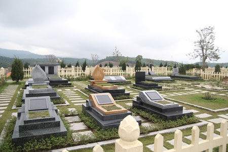 Ngoài những ngôi mộ 