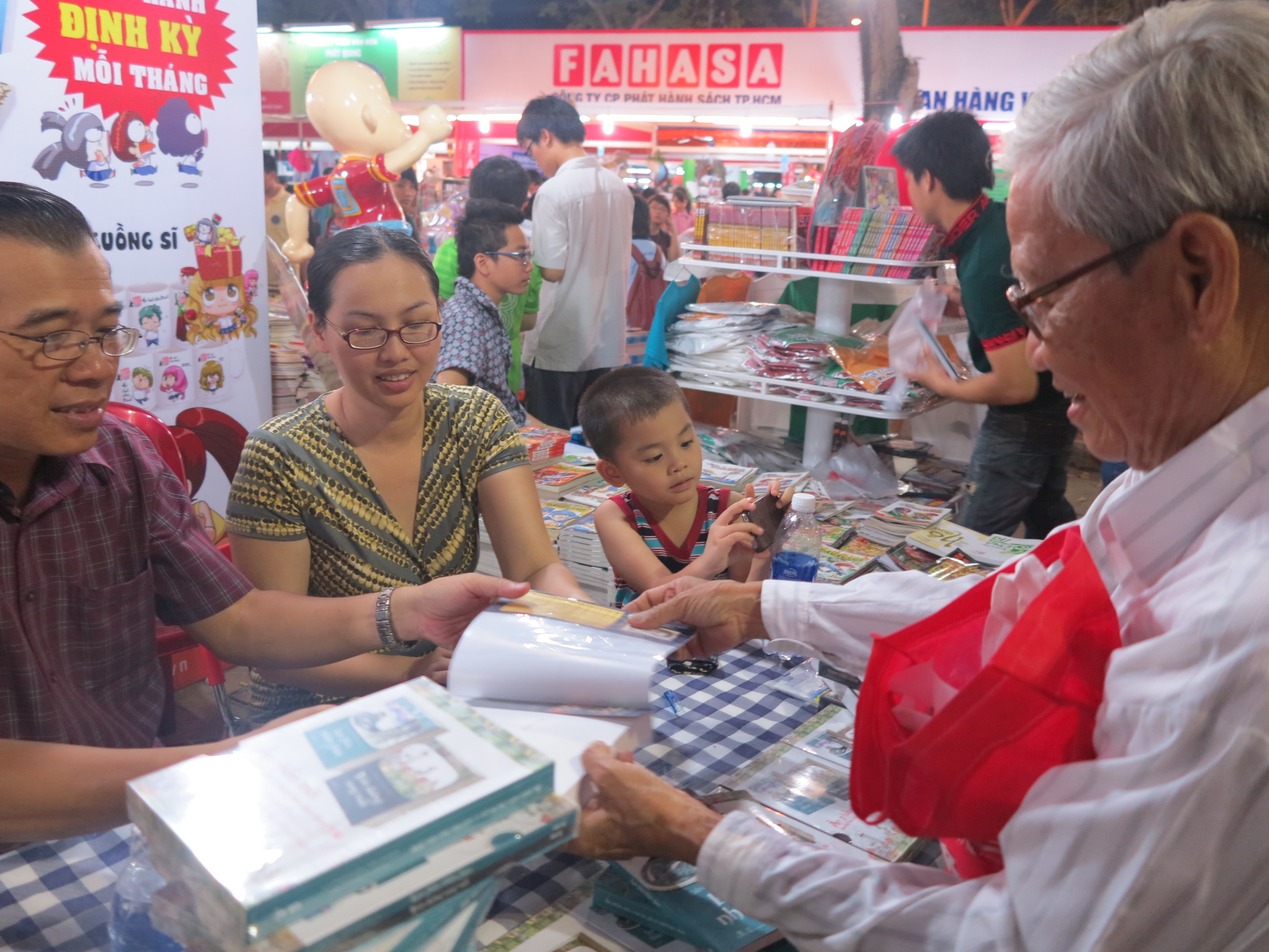 Nhà văn Đặng Nguyễn Đông Vy đang kí tặng sách.