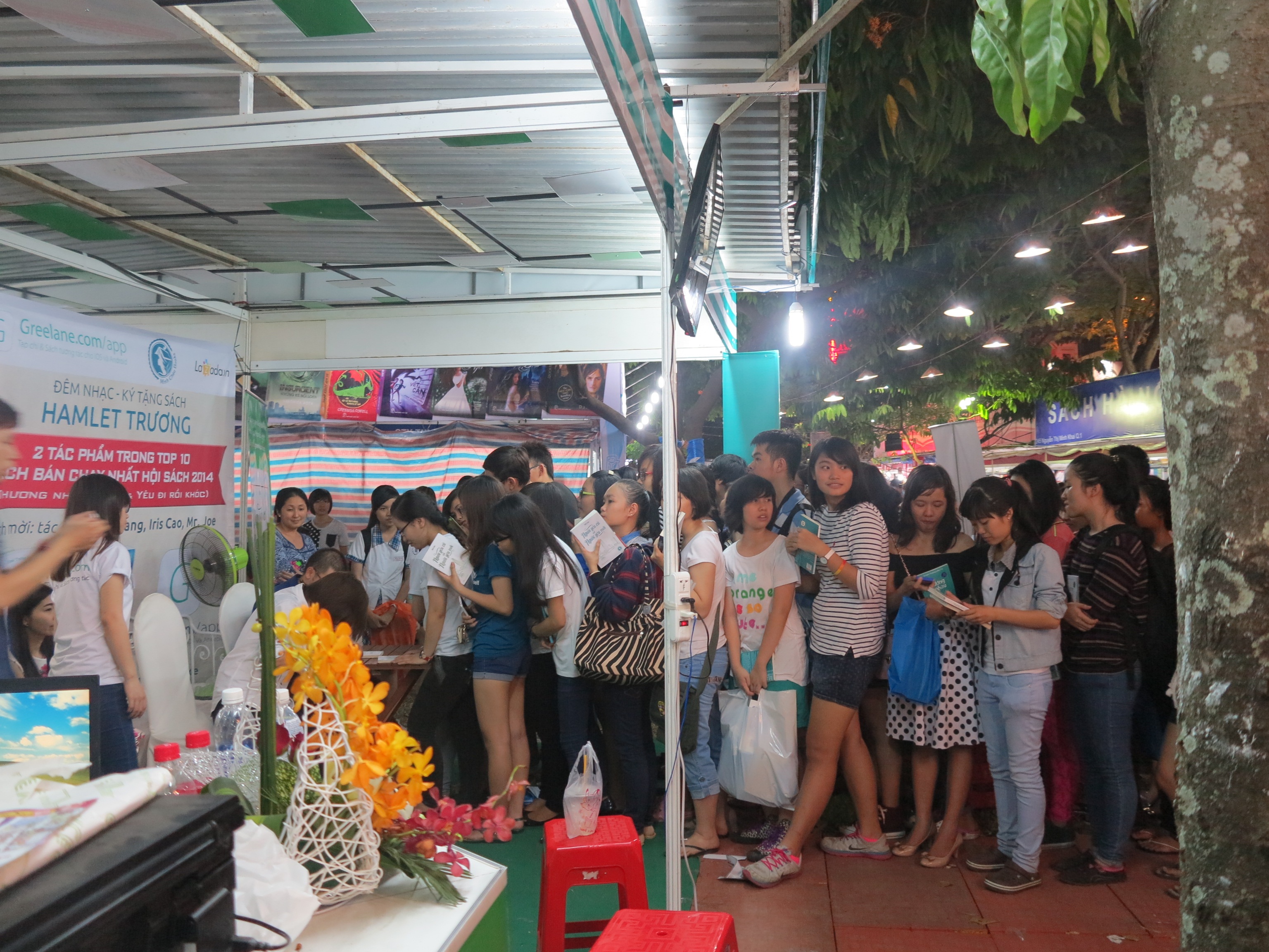 Nhiều bạn trẻ tham gia các gian hàng trong hội sách Thành phố.