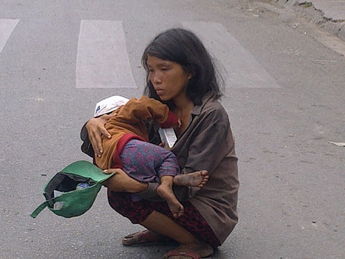 Hanh ha tre giua trua de xin an o Sai Gon hinh anh