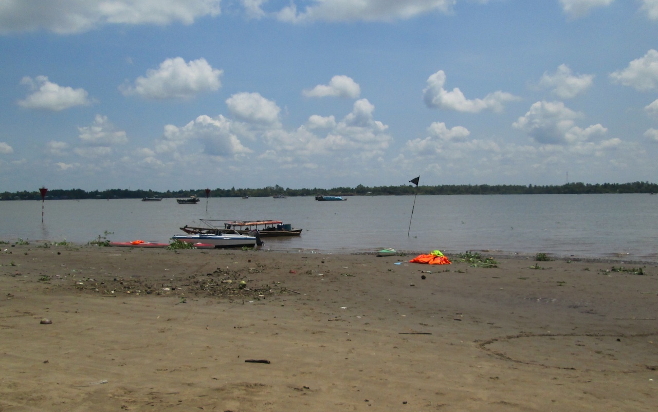 Khu vực bãi tắm sông Hậu. 