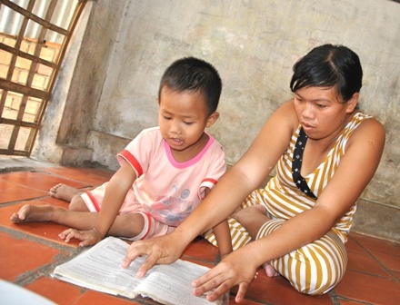 Be 4 tuoi doc chu vanh vach hinh anh