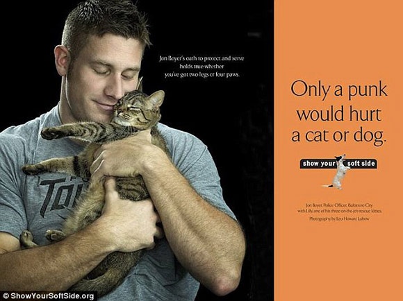 Chàng cảnh sát rất yêu động vật.