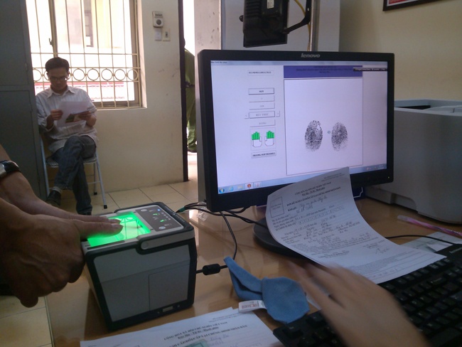 Người đến xin cấp CMND đã không còn phải lăn tay bằng mực nữa. Việc này được thực hiện trên máy móc nhận dạng. Trong buổi sáng, tại cơ sở 2 của Phòng PC64 đã có gần 100 trường hợp làm xong thủ tục cấp CMND mẫu mới. Tuy nhiên, chưa có trường hợp nào vướng mắc, khó khăn gì. Mọi trường hợp đến cấp CMND mẫu mới đều thuận lợi…Thượng tá Quảng cho hay.