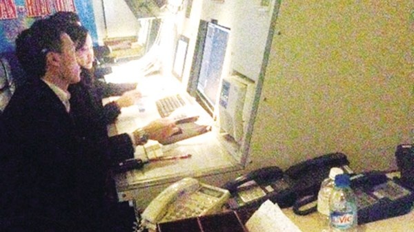 Các kiểm soát viên không lưu của ACC Hà Nội đang làm việc.