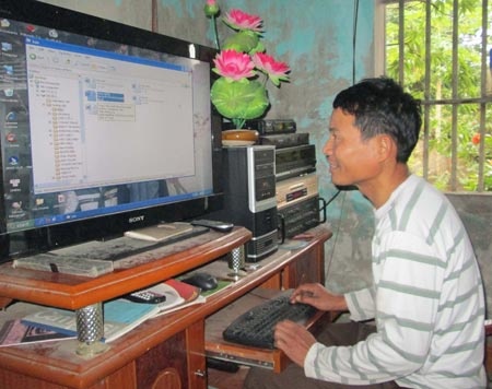 Ông Việt sử dụng thành thạo máy tính, ông có thể đọc báo, gửi email.