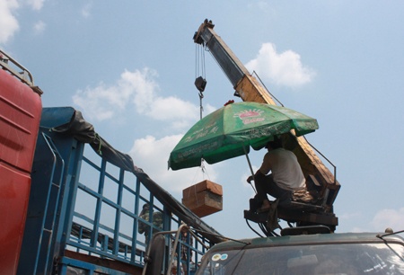 Dưới trời năng nóng 40 độ như lửa đốt, các phu gỗ vẫn miệt mài chuyển gỗ.