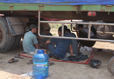 Trong lúc chờ bốc gỗ, cánh lái xe, chủ hàng tụ tập cờ bạc và nhậu nhẹt.