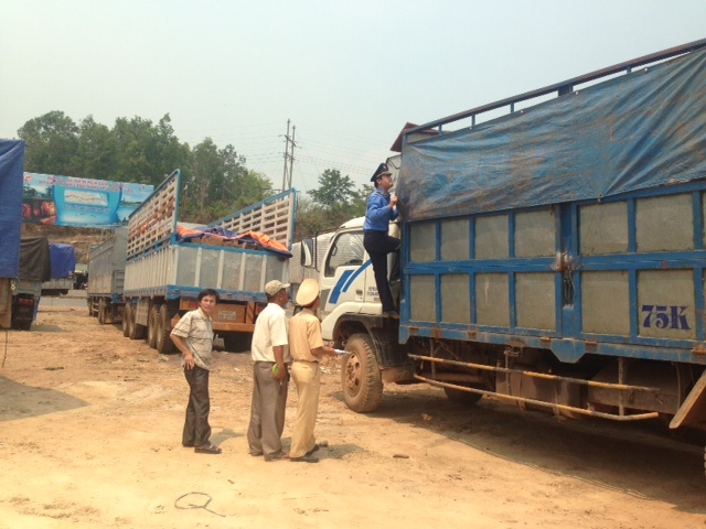 Sau khi hoàn thành việc san tải, các chủ xe sẽ thông báo lực lượng chức năng đến đo kích thước hàng hóa, kiểm tra tải trọng trước khi về xuôi.