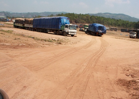 Thế nhưng thay vì thẳng tiến về xuôi theo QL 9, những chiếc xe này lần lượt rẽ vào bãi đất trống trên đường Hoàng Diệu.