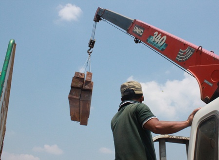 Để chuyển gỗ, các chủ DN phải huy động cả xe cẩu tự hành.