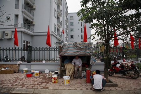 Một số hạng mục chưa hoàn thiện xong, lán trại của thợ xây vẫn dựng ngoài hàng rào UBND quận để hoàn thiện trong vài ngày tới.