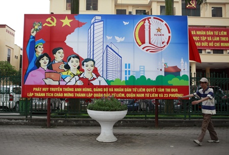 Trong khi đó, trụ sở của quận Nam Từ Liêm sử dụng lại cơ sở vật chất hiện có của huyện Từ Liêm cũ trên đường Hồ Tùng Mậu.