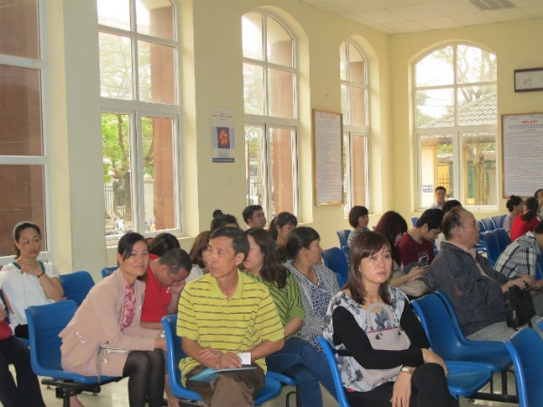 Hôm nay, người dân đến làm việc khá đông.