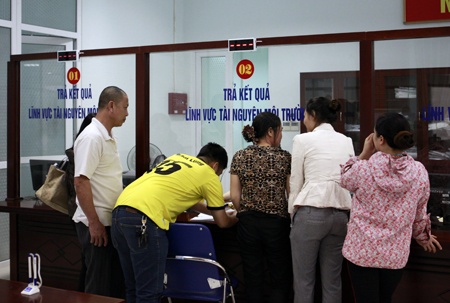 Người dân đến làm giải quyết các thủ tục hành chính vào ngày đầu tiên tách quận.